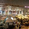 Im Schneegestöber hat am Donnerstagabend das Winterland auf dem Willy-Brandt-Platz vor der City-Galerie seinen Betrieb aufgenommen. 