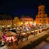 Der Christkindlmarkt in der Oberen Altstadt von Neuburg bietet eine herrliche Atmosphäre auf dem Karlsplatz. 