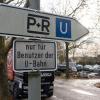 Auf einem Park-and-Ride-Parkplatz in Frankfurt sind Autos abgestellt. Die Stellplätze auf solchen Anlagen sind knapp. Deshalb sind auch Alternativen wie leerstehende Mitarbeiterparkplätze von Firmen im Gespräch.