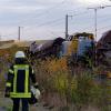 Trümmer eines entgleisten Güterzuges und eines Bauzuges stehen auf den Gleisen der Bahnstrecke bei Kerpen.