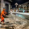 Der Winterdienst im Einsatz auf einem Gehweg in Freiburg.