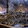 Auch in München liegt am Freitagmorgen Schnee - etwa auf abgestellten Fahrrädern. 