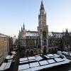 Auf den Dächern der Stände des Christkindlmarkts auf dem Marienplatz liegt am Morgen Schnee. 