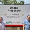 Landrat Stefan Rößle und Schwiegersohn Alexander Barein am Schild der Schule, die ihren verstorbenen Zwillingen gewidmet ist. 