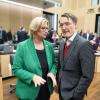 Anke Rehlinger (SPD), Ministerpräsidentin des Saarlands und Bundesratspräsidentin, spricht vor der 1049. Plenarsitzung des Bundesrates mit Karl Lauterbach (SPD), Bundesminister für Gesundheit. 