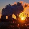 Wenn der Strom für die Herstellung von Wasserstoff aus einem Braunkohlekraftwerk wie diesem kommt, sind die neuen Züge nicht mehr klimafreundlich. 