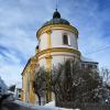 Die Wallfahrtskirche Maria bei Markt Rettenbach (Unterallgäu) ist am Freitag von einer Schneeschicht überzogen.