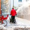 Im Allgäu sind Postzusteller auch an Schnee gewöhnt. Toll ist es aber doch, wenn der Schnee vor der Nase weggefräst wird.