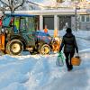 Zwischen Schneepflug und Straßen voller Schnee bahnt sich eine Frau in Kempten ihren Weg.