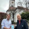 Die Köpfe hinter dem virtuellen Freilichtmuseum, Dr. Felix Petzold (links) und Thomas Werthefrongel mit der QR-Code-Tafel zur St.-Nikolaus-Kirche.	