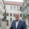 Der Viermetzhof des Maximilianmuseums zählt zu den Lieblingsplätzen von Peter Menacher. Während Menachers Amtszeit als Oberbürgermeister ermöglichte der Banker und Kunstförderer Kurt Viermetz mit einer großzügigen Spende die Überdachung des Innenhofs.  