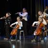 Beim Ensemblekonzert der städtischen Sing- und Musikschule hatte auch das Miniorchester unter der Leitung von Ariya Wibisono einen Auftritt.