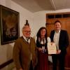 Barbara Mettenleiter-Strobel erhält die Verdienstmedaille des Landkreises Günzburg (von links) Altlandrat Hubert Hafner, Kreisheimatpflegerin Barbara Mettenleiter-Strobel und Landrat Hans Reichhart. 