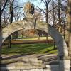 Der sechs Meter hohe Schaezlerbrunnen steht seit 1908 im südlichen Siebentischpark am Rande des Siebentischwaldes. 