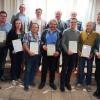 Bei der Auszeichnung der Landwirte in Finningen: (hinten von links) Zweiter Bürgermeister Thomas Riedel, BRW-Werkleiter Bernd Hauber, BBV-Kreisobmann Klaus Beyrer, Simon Wetschenbacher, Landrat Markus Müller sowie Thomas (vorne von links) Thomas Jaworski, Johann Heigel jun.,  Corina Kampfinger (Vertreterin von Klaus Kampfinger), Thomas Sorg, Otto Schmid, Michael Bregel, Xaver Bayr, Kreisbäuerin Annett Jung und Frank-Markus Merkt (Vorsitzender BRW).