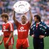 Als der FC Bayern München 1989 Deutscher Meister wird, präsentiert Norbert Nachtweih (2.v.l.) die Meisterschale zwischen Erland Johnsen (li.), Co Trainer Egon Coordes (2.v.r.) und Mannschaftsarzt Dr. Hans Wilhelm Müller Wohlfahrt.  