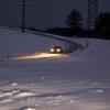 Winter im Allgäu - Schneefall - Verkehr auf einer Nebenstraße in der Gemeinde Sulzberg - Schnee - Straße - Abend - Nachts