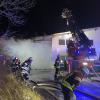 Im Industriegebiet im Aichacher Stadtteil Ecknach kam es am Freitagabend zu einem Brand. Sieben Feuerwehren, Polizei und Bayerisches Rotes Kreuz waren vor Ort im Einsatz.