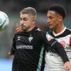 Eintracht Frankfurt um Tuta (r) und Werder Bremen um Romano Schmid lieferten sich ein Duell auf Augenhöhe.