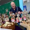 Etwas Weihnachtsdeko gefällig? Schneemänner oder Wichtel aus Holz bot Robert Seidenberger beim Hobbykünstlermarkt in Gersthofen  an.