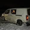 Weil der Unfallgegner mit Sommerreifen unterwegs war, ist dieser Transporter von der Straße abgekommen. Beide Fahrer wurden leicht verletzt.