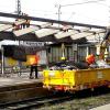 Am Augsburger Hauptbahnhof haben Arbeiter am Wochenende an einem Bahnsteig das Dach entfernt. Ab kommendem Jahr startet die Erneuerung aller Bahnsteigdächer. 