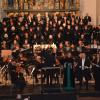 Unter Gesamtleitung von Diplom-Kirchenmusiker Wolfram Seitz brachten Kirchenchor, Kammerchor und Kammerorchester St. Martin, Organist Markus Hubert sowie hochkarätigen Solistinnen und Solisten in gelungenem Zusammenwirken das „Te Deum“ von Anton Bruckner zur Aufführung.