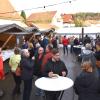 Blick vom Eingang in das von den Filzinger Lindenbaumfreunden adventlich gestaltete Marktgeschehen.