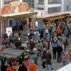 Die Lust auf Glühwein und Bratwurst scheint groß zu sein: Beim Basar der Vereine am Sonntag auf dem Gersthofer Rathausplatz war jede Menge los.