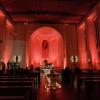 Rotes Licht und Kerzen erleuchteten die Schwabmünchner Pfarrkirche zum Red Wednesday