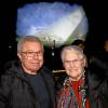 Daniel und Nina Libeskind sind nach Ulm gekommen, um den Entwurf für das Einstein Discovery Center der Öffentlichkeit zu präsentieren. Im Hintergrund sieht man das Bauwerk, so wie es sich der Stararchitekt vorstellt. Der Entwurf, der ein echter Hingucker ist, wurde auf eine Wasserwand projiziert.