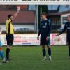 Vier Platzverweise kassierte der SV Cosmos Aystetten bei der 1:2-Niederlage beim FC Ehekirchen. Hier zeigt Schiedsrichter Laurin Lieber nach einer Notbremse Rot gegen Maximilian Heckel.