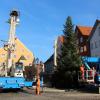 Geschafft: Der Friedberger Christbaum steht nun am Marienplatz.