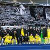 Spieler und Fans des SSV Ulm 1846 Fußball posierten im Berliner Olympiastadion für ein Erinnerungsfoto.