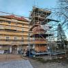 Der neue Turm für das alte Mickhauser Schloss steht schon bereit. In den kommenden Tagen wird er aufs Hauptportal gesetzt.