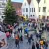 Belebt war der Marktplatz am wunderbar warmen Sonntag, an dem der Plätzlesmarkt in Krumbach stattfand.