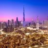 Glitzerwelt Dubai: Die Skyline mit dem berühmten Burj Khalifa Turm nach Sonnenuntergang. Hier soll es sich ein Augsburger Beamter gut gehen haben lassen. 