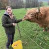 Franziska Steidl ging es wie manchen bei "Bauer sucht Frau". Sie hatte kaum Ahnung von Landwirtschaft, als sie mit ihrem Freund Florian Seitz zusammenkam. Heute lebt die Augsburgerin auf seinem Hof in Lutzenberg und liebt ihren Alltag, den sie auch auf Instagram präsentiert – hier mit Stier „Basic“.