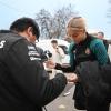 Training in Stuttgart: DFB-Kapitänin Giulia Gwinn verteilt ein Autogramm.