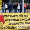 Protest vor der Westfalenhalle gegen einen Werbevertrag mit Rheinmetall.