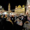 Die Menschen strömten am Montagabend zur Eröffnung des Augsburger Christkindlesmarktes.