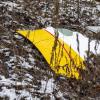 Ein Trümmerteil eines DHL-Frachtflugzeugs, das in ein Haus gestürzt ist, ist in der Nähe der litauischen Hauptstadt Vilnius zu sehen. 