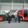 Ein Traktor und Feuerwehrauto symbolisieren die Zusammenarbeit. Davor von links Benedikt Kramer, Philipp Jans, Andreas Wöhrle und Bernhard Schmidt.