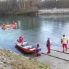 Kräfte der Polizei und der Wasserwacht suchen vor allem entlang des Lechs sowie auf dem Fluss nach der Vermissten aus Rain.