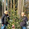 Elisabeth und Manfred Schott haben den Weihnachtsbaum gefunden und schon geschmückt.