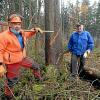 Georg Kanja (links) und Josef Zott haben noch einmal die alten Werkzeuge mit in den Wald bei Steinekirch gebracht. Heute wird dort mit modernen Geräten gearbeitet. 