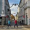 Während des Aichacher Christkindlmarkts wird die Einbahnstraßenregelung in der Koppoldstraße umgedreht: Dann geht es dort nur vom Stadtplatz in Richtung Schloßplatz.