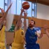 Landsbergs Lukas Klocker (blaues Trikot) und seine Teamkollegen bei den Heimerer Schulen Baskets kämpften, mussten sich aber Ligaprimus TS Jahn München II am Ende geschlagen geben.