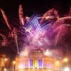 Feuerwerk zur Ernennung als Kulturhauptstadt 2025: Das Ensemble von König-Albert-Museum, Opernhaus und Petrikirche in Chemnitz.