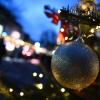 Mit Kugeln und Lichtern ist ein Christbaum auf dem Christkindelmarkt geschmückt. +++ dpa-Bildfunk +++